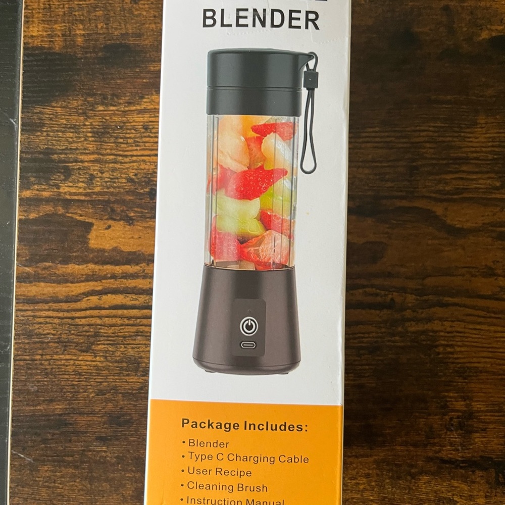 Like new: Compact Black Blender with Travel-Friendly Design - Picture 3 of 6